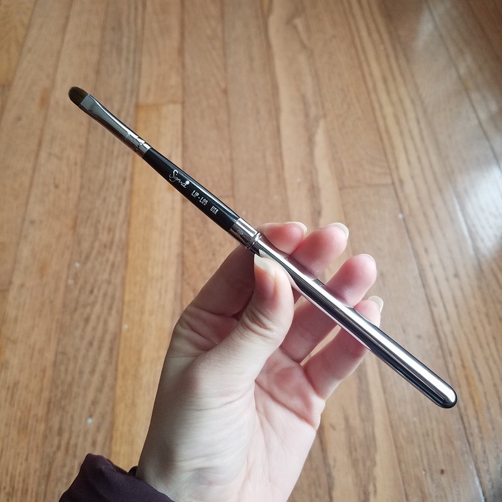 Sigma L05 lip brush
